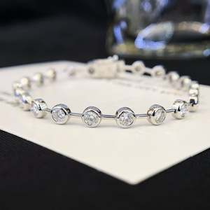 Bracelet tennis serti de diamants de laboratoire ronds 3.60tcw en or blanc, certifié IGI D-E-F VVSVS, bracelets et joncs en diamants certifiés - Product Image 1