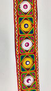 Ribete de Encaje Bordado con Lentejuelas Espejo y Hilos Amarillos de 75mm, Ofertas de Chaquetas Indias y Pakistaníes al por Mayor - Product Image 5