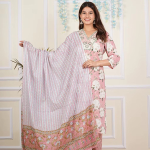 Ensemble Kurta droit en coton imprimé floral pêche pour femmes avec col en V, travail de miroir et manches 3/4, stylé avec pantalon et dupatta - Product Image 1