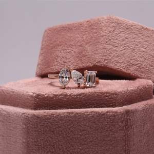 มาคีส์มรกตลูกแพร์เพชรที่โตขึ้นแหวนหินสามชิ้นแหวนหมั้นแหวนฉันและคุณ - Product Image 2