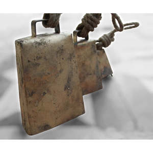 Juego de Campanas Decorativas Rústicas Vintage Harmony, Acabado Dorado Antiguo, 3 Piezas, Metal Rectangular, Inspirado en Mango Gifts - Product Image 4