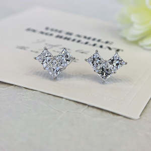 Pendientes de Diamantes Cultivados en Laboratorio de 1.80 Quilates, Claridad VS, Color EF, Corte Princesa en Forma de V - Product Image 1