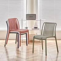 Chaises d'extérieur empilables nordiques modernes en plastique PP pour hôtels, restaurants, événements et cafés – Vente en gros à prix réduit