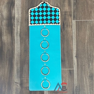 Porte-écharpe en cuir de vache artisanal avec anneaux métalliques à motif à carreaux, organisateur suspendu décoratif pour écharpes et accessoires - Product Image 1