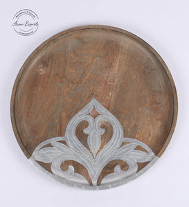 Plateau rond élégant en bois avec motif floral sculpté, idéal pour servir et décorer, durable, élégant, parfait pour offrir. - Product Image 1