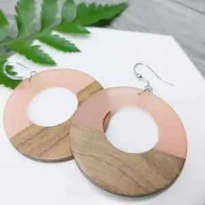 Pendiente de moda de madera de acacia con resina para uso diario de fiesta Función de boda con pendientes de moda elegantes de alta calidad - Product Image 2