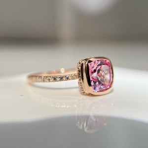 Couronne de fard à joues saphir rose naturel bague en or 14 carats étincelle douce grâce audacieuse lumière douce brillance royale teinte subtile touche intemporelle lueur - Product Image 3