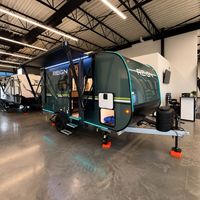 Caravane compacte abordable Reignn pour 4 personnes, en aluminium léger, design moderne, cuisine coulissante, plancher en bois
