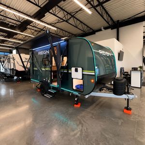 Caravane compacte abordable Reignn pour 4 personnes, en aluminium léger, design moderne, cuisine coulissante, plancher en bois - Product Image 1