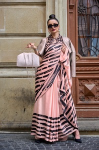 Nouveau lancement sari en crêpe satin imprimé en vente en ligne - Product Image 2