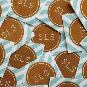 Logo de marque personnalisé haute densité et étiquettes tissées de cou en textile de vêtement plié à l'extrémité de la taille étiquettes pour vêtements - Product Image 1