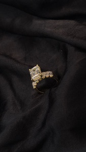 Hermoso anillo de diamantes con corte radiante, banda de diamantes Esmeralda lateral central, joyería de lujo moderna perfecta para mujeres - Product Image 2