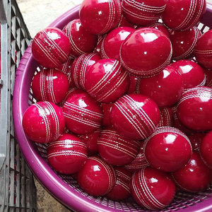 Pelota de Cricket de Color rojo de cuero de vaca, pelota de alta calidad para práctica de Cricket al aire libre, pelotas de cuero cosidas a mano - Product Image 6