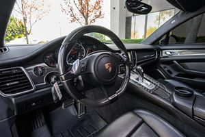 Panamera Turbo S 2012, V8 Twin-Turbo de 550 hp, Tracción en las Cuatro Ruedas, Gris Ágata Metalizado - Product Image 3