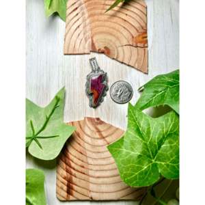 Pendentif Navajo fait main avec coquille d'huître épineuse violette sertie dans un cadre en argent sterling, technologie d'incrustation unique. - Product Image 2