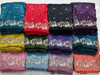 Le travail de coupe de broderie de tissu d'écrasement fait au tissu de lehenga