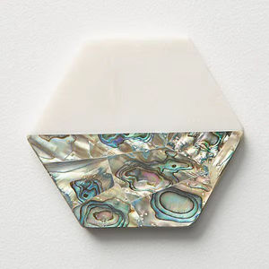 Sous-verres personnalisés de haute qualité en nacre et or gravé, design moderne pour verres à boisson - Product Image 1