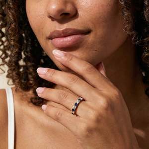 Bague Éternité SHREYA DIAM pour Femme en Or Jaune avec Saphirs et Diamants, Taille Ronde Brillante, Sertissage à Griffes, Style Classique, Anniversaire - Product Image 2