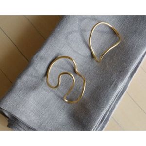 Ensemble de 4 élégants ronds de serviette en acier inoxydable poli doré au design élégant, parfaits pour la décoration de table d'hôtel - Product Image 3