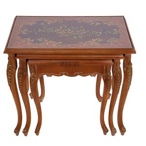 ชุดโต๊ะไม้แบบซ้อนกันสไตล์คลาสสิก พร้อมงานศิลปะตกแต่งสีทองและขาโค้งหรูหราสำหรับตกแต่งบ้านอย่างมีระดับ - Product Image 6