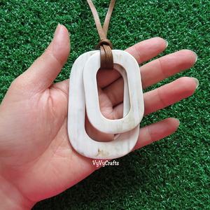 Joli pendentif en corne de buffle de couleur naturelle bijoux de mode VP246 - Product Image 1