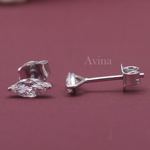 Boucles d'oreilles solitaires en diamant de laboratoire certifié IGI, taille marquise, en or 18 carats avec fermoir à vis - Product Image 3