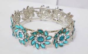 Bracelet en cuivre plaqué argent de luxe avec un motif de fleur de mandala en cristal turquoise vibrant, élégant, artisanal, bohème, en métal - Product Image 3