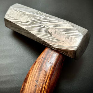 Martillo de Acero de Damasco Hecho a Mano con Mango de Madera, Diseño de Patrón Personalizado, Soporte OEM, Uso Industrial, Alta Durabilidad - Product Image 3