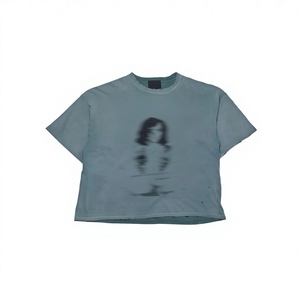 เสื้อยืดผู้ชายสไตล์วินเทจสีน้ำเงินซีดลายกราฟิก: เสื้อยืดโอเวอร์ไซส์ทรงครอปแขนสั้นพิมพ์ลาย Mugshot สำหรับสไตล์คนเมือง - Product Image 2