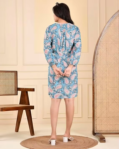 Hermoso Vestido Azul Paisley Estampado Floral Hecho De Seda Crepé Con Mangas Largas Ideal Para Días Informales De Verano - Product Image 2