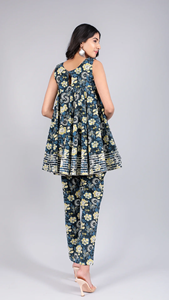 Elegante conjunto de kurti floral sin mangas diseñado para combinar la comodidad con el encanto contemporáneo. Conjunto de fiesta para mujer. - Product Image 5