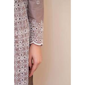 MIRAKHI Collection Printemps/Été 3 pièces : Chemise en mousseline brodée ChickenKari avec dupatta en tissu slub BIC-6900 LAWN Tube – Idéal pour les sports de plein air - Product Image 4