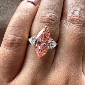 แหวนหมั้นเพชรทรงมาร์ควิส 4 กะรัต สีชมพู เพชรเลี้ยงในห้องปฏิบัติการ ประดับเพชรสามเม็ด ตัวเรือนทอง 14k ผลิตโดยผู้ผลิตเครื่องประดับเพชรที่ได้รับการรับรอง - Product Image 1