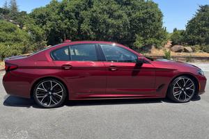 BMW M550i xDrive Twin-Turbo V8, AWD, modèle 2021, d'occasion haut de gamme - Product Image 2