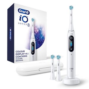 Cepillo de dientes eléctrico recargable Oral-B iO Series 9 Limited negro con (2) cabezales Ultimate Clean y (1) cabezal Gentle Care de repuesto - Product Image 5