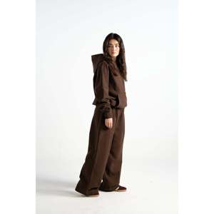 Pantalones Deportivos Orgánicos Plegados de Algodón 100% de Diseño Y33, 520GSM, Holgados, Talla Grande, Color Mocha Marrón, Logotipo Personalizable, Producto Lavado - Product Image 3