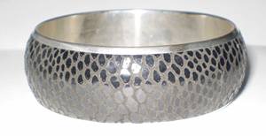 Brazalete de Cobre con Textura de Escamas Negras de Lujo para Mujer, Brazalete Moderno con Diseño Animal, Elegante Tono Plateado Metálico - Product Image 6