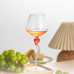 Verre à vin artisanal écologique et durable, qui ajoute du charme et de la sophistication à toute présentation de vin, favorisant une appréciation plus lente. - Product Image 3