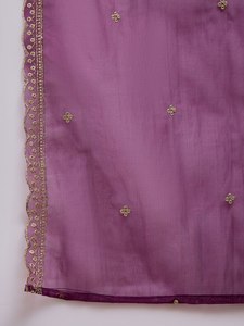 NUEVAS LLEGADAS KURTA SET COLECCIÓN BRENDED Con hermosos conjuntos de trajes en puro Chanderi Top con diseños colgantes en dupatta - Product Image 2