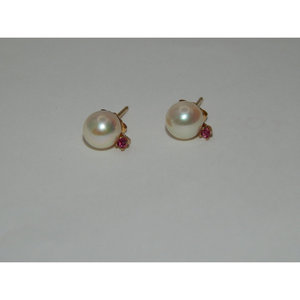 Pendientes de Oro Amarillo de 14K con Perlas Cultivadas de 6.5mm y Rubíes Satélite de 0.10ct, Joyería de Lujo para Mujer - Product Image 1