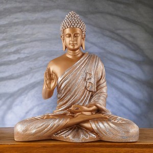 Statue de Bouddha méditant en résine dorée - Product Image 1