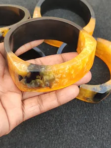 Bracelets en résine personnalisés de couleur personnalisée, accessoires de mode pour femmes et adolescentes avec un design de fleurs pressées - Product Image 2