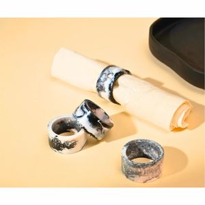 แหวนรองผ้าเช็ดปากลายหินอ่อน/ไม้/โลหะ/หวาย แบบขายส่ง เป็นมิตรกับสิ่งแวดล้อม ทันสมัย หรูหรา สำหรับงานแต่งงาน งานเลี้ยงอาหารค่ำ ชุดตกแต่งโต๊ะอาหาร - Product Image 1