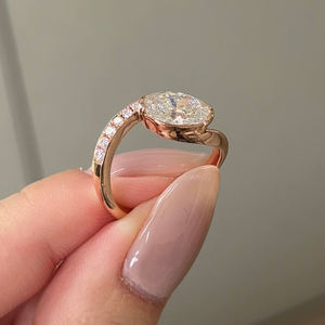 Anillo de Compromiso de Oro Sólido de 14K con Diamante Cultivado en Laboratorio de Corte Brillante Redondo de 1.5CT, Chapado en Oro, Diseño Curvo, para Regalo de Boda - Product Image 5
