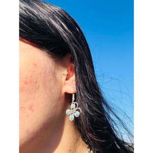 Pendientes Colgantes Felicia Charley Kingman con Diseño de Mariposa en Turquesa y Plata de Ley - Product Image 2