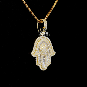 Increíble nuevo colgante de Hamsa helado en Moissanite redondo brillante y diamantes cortados en Baguette en plata de ley 925 - Product Image 3