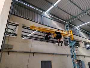 Sistema de Grúa Giratoria Robusto Montado en Pilar para Uso en Talleres. - Product Image 2