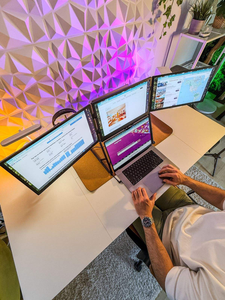 Dreifach-Bildschirm-Monitor TriCreate 15,6 Zoll 1080P FHD USB-C Aluminium Tragbarer IPS Reise-Monitor für Laptops für den Geschäftseinsatz - Product Image 4