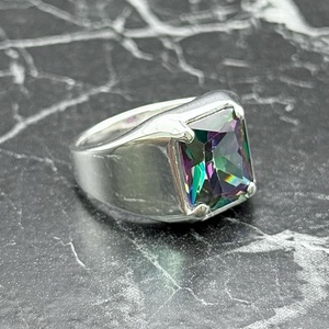 Anillo Moderno Minimalista con Topacio Místico para Hombre, Plata de Ley, Anillo de Estilo Signet con Incrustaciones de Piedras Preciosas Arcoíris, Regalo para Él - Product Image 1