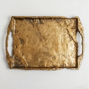 Bandeja de fundición rectangular Aura Vintage con asas de agarre esculpidas en superficie de aluminio refinado y ajuste de lujo discreto para formal - Product Image 6